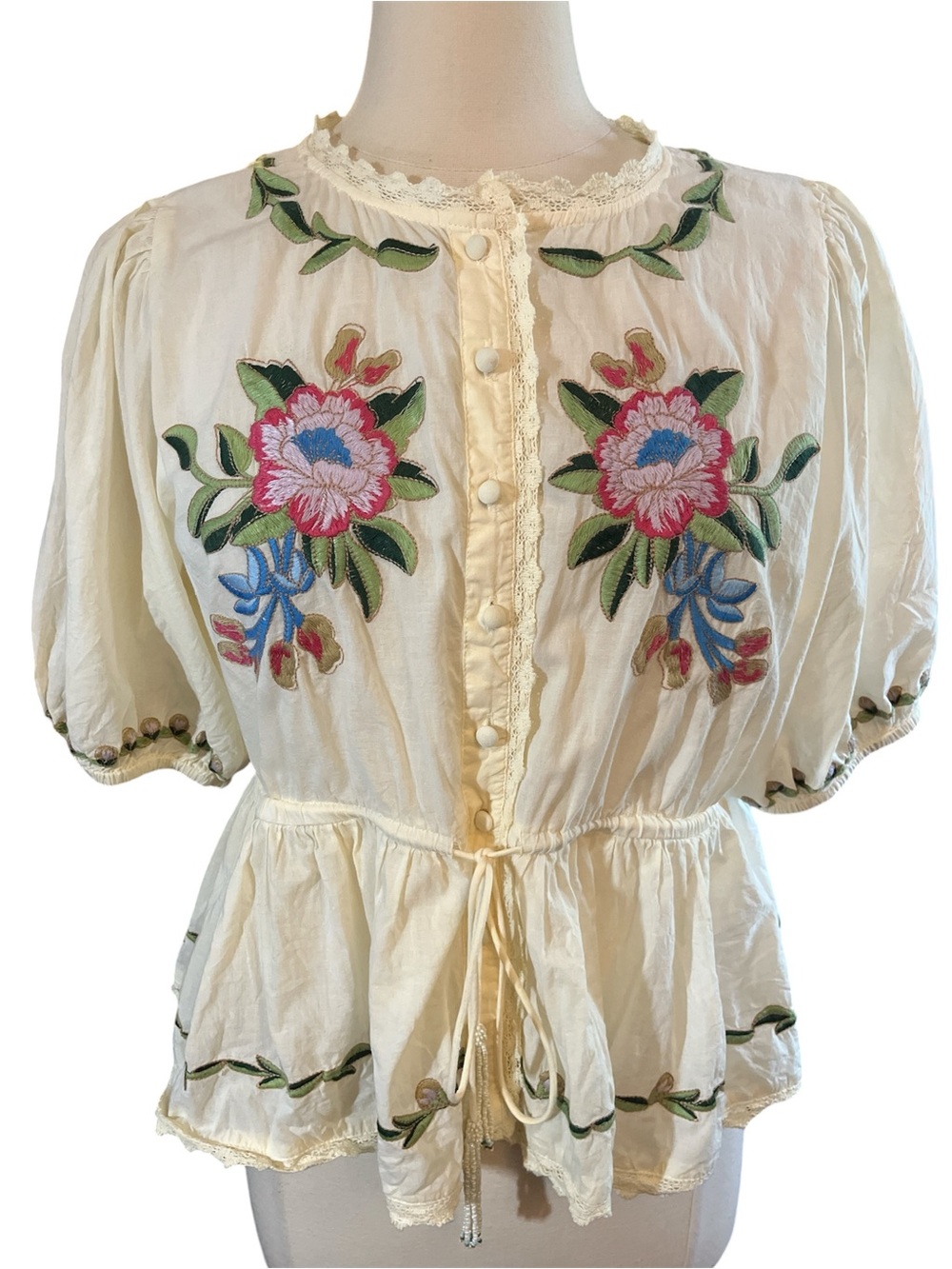 Jennifer & Grace Cream Embroidered Peplum Blouse w/ Floral Applique Size Medium